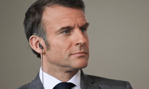 马克龙“背叛”德国，喊话普京会面，俄罗斯同意但有条件