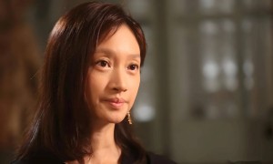 朱亚文妻子素颜送女儿上学，白发抢镜依然从容，被夸美得不可方物